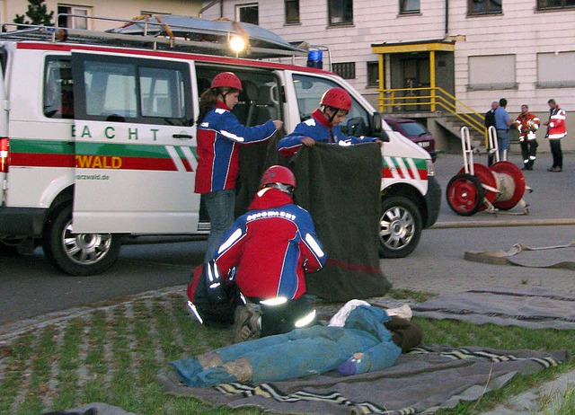 Die  Bernauer Feuerwehr bekamen   Untersttzung von der Bergwacht.   | Foto: Spiegelhalter