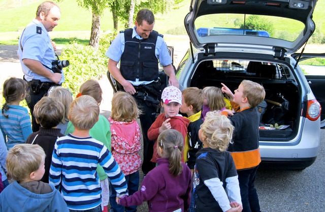 Polizist ist ein verantwortungsvoller ...nen und um sich im Notfall zu wehren.   | Foto: Ulrike Spiegelhalter