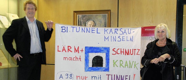 Herbert King sieht aus seinem Gemlde ...tiative Tunnel Karsau-Minseln zeigen.   | Foto: Ralf Staub