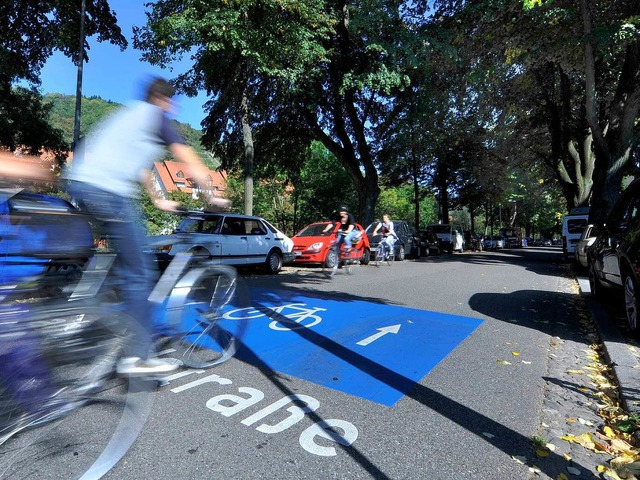 Auf  Fahrradstraen wie der Hindenburgstrae haben Radler offiziell Vorrang.   | Foto: M. Bamberger