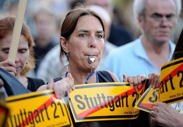 Gegner von Stuttgart 21 protestieren.  | Foto: dapd