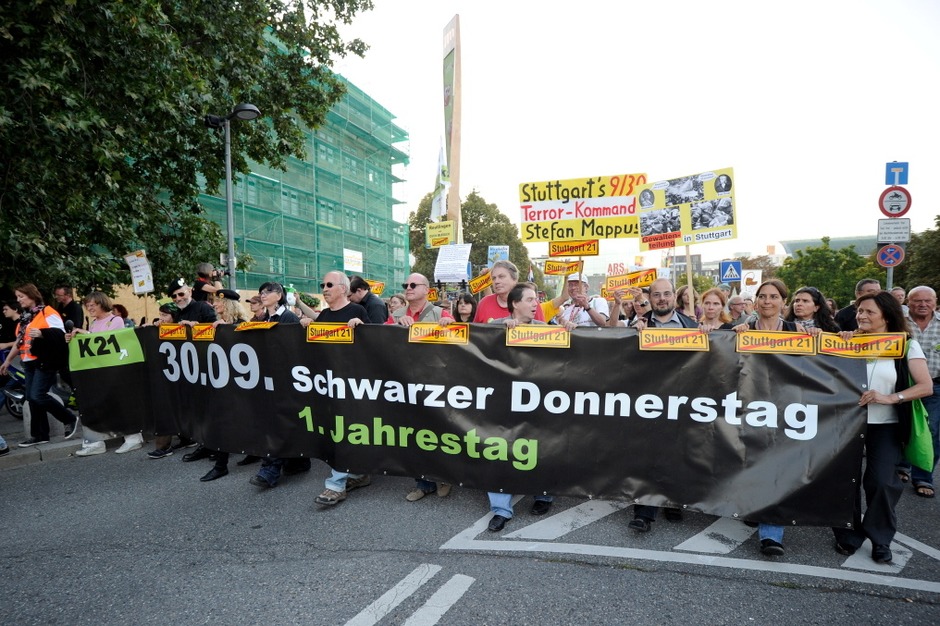 S21-Gegner gedenken des Schwarzen Donnerstags (Foto: dapd) S21-Gegner gedenken des Schwarzen Donnerstags (Foto: dapd)