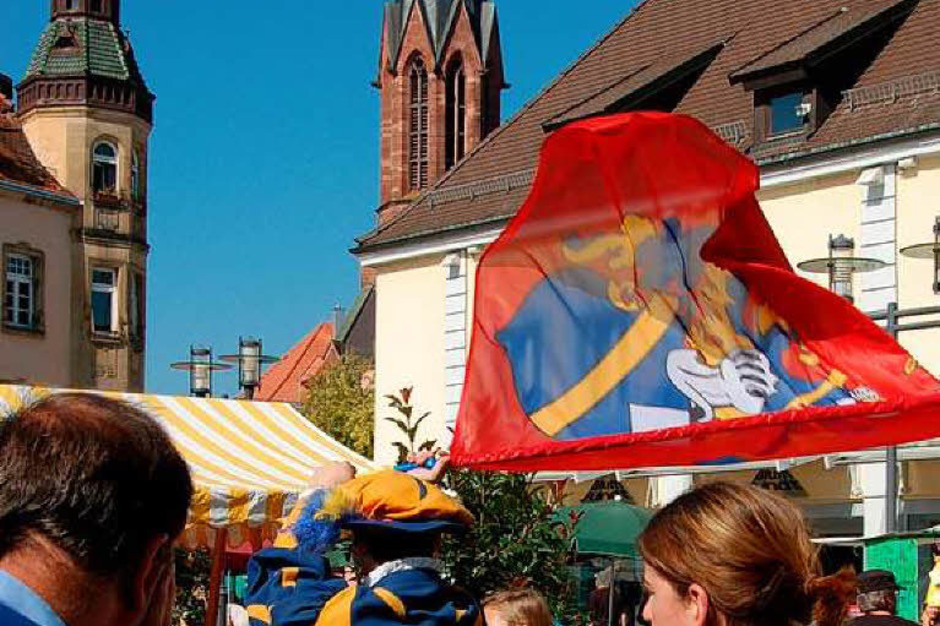 Fanfarenzug Windeck, Bühl, und Kartoffelgenuss auf dem Marktplatz (Foto: Sylvia-Karina Jahn) Fanfarenzug Windeck, Bühl, und Kartoffelgenuss auf dem Marktplatz (Foto: Sylvia-Karina Jahn)
