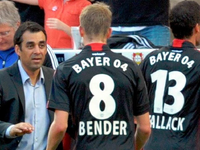 Trainer Robin Dutt mit Lars Bender und Michael Ballack.  | Foto: dpa