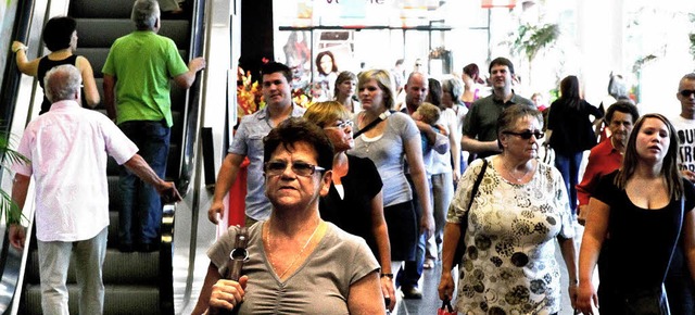 Viele Kunden lockte der verkaufsoffene..., ins Rheincenter und nach Haltingen.   | Foto: Beck