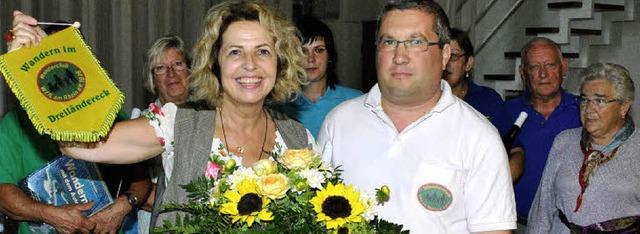Michaela May freute sich ber 2000 Eur...e-Hilfe, die Thomas Giessler bergab.   | Foto: Sedlak