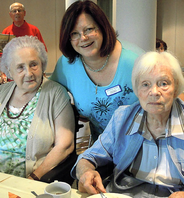 Mitarbeiterin Jeanette Tanzini mit Bewohnerinnen  | Foto: Jutta Rogge