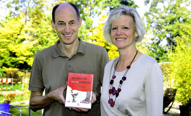 Rainer Wohlfahrth und Bettina Mutschle... Buch ber Hundeerziehung geschrieben.  | Foto: Thomas Kunz