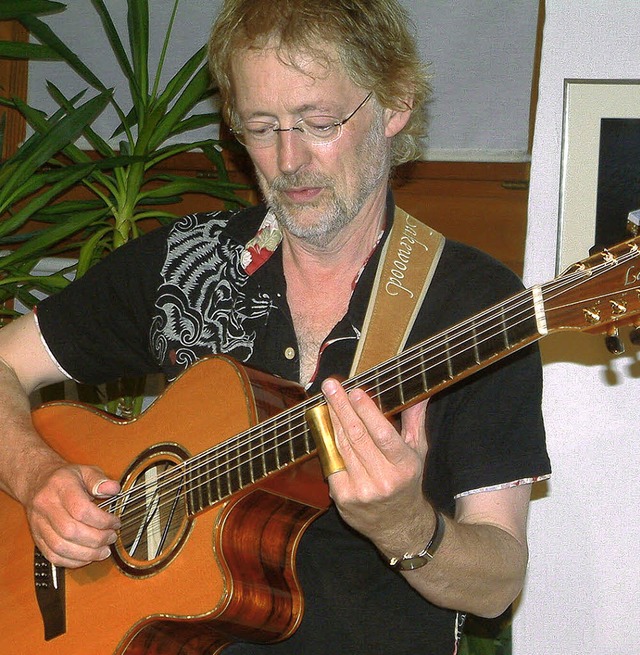 Ulli Bgerhausen zeigte die hohe Kunst auf der Gitarre.  | Foto: roswitha frey