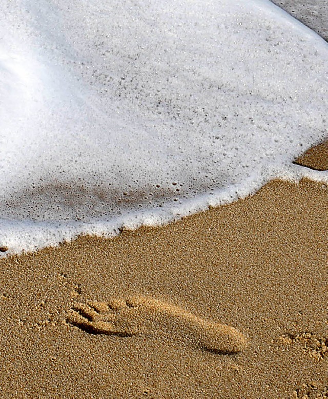 Anders als ein Fuabdruck auf dem Sand... so einfach von der Gischt wegsplen.   | Foto: DPA