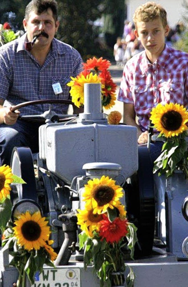 Blumengeschmckte Traktoren waren beim...ei wie viele farbig gekleidete Kinder.  | Foto: peter schtz