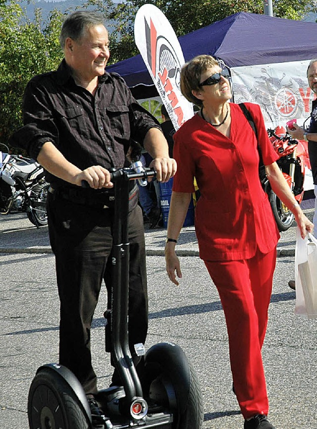 Mit einem Segway ging es auf Probefahrt.  | Foto: Brigitte Chymo