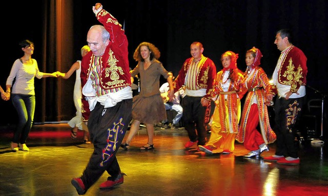 Beim Tag der deutschen Vielfalt konnte... zu kurdischer Musik im E-Werk tanzen.  | Foto: thomas kunz