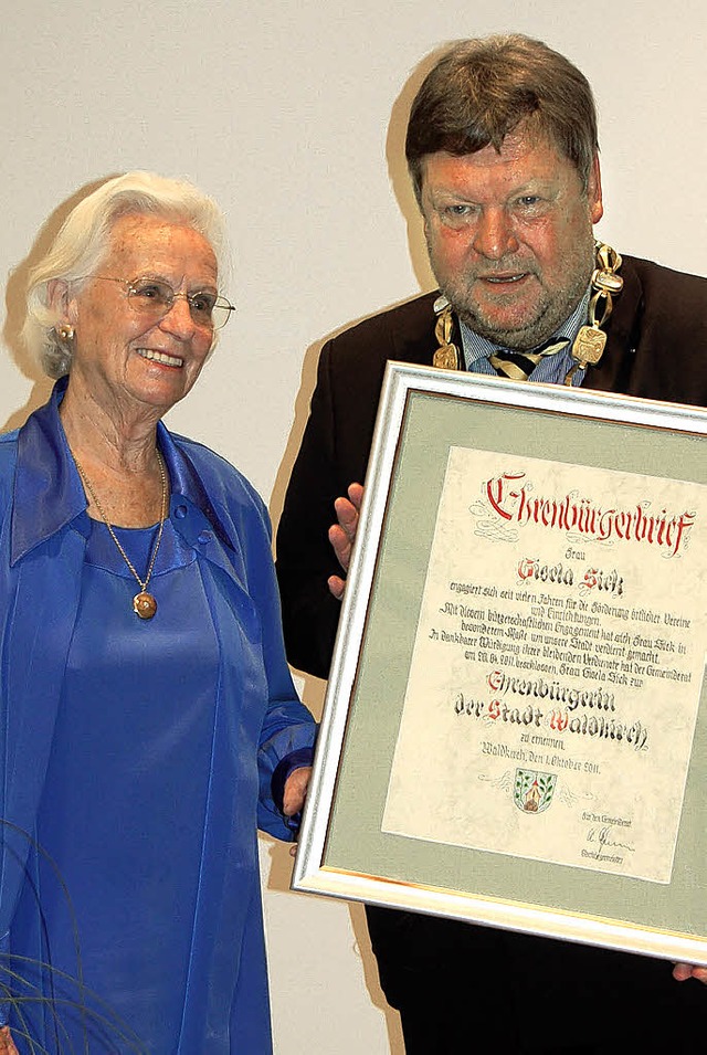 Gisela Sick wurde zum 65-jhrigen Best... zur Waldkircher Ehrenbrgerin ernannt 