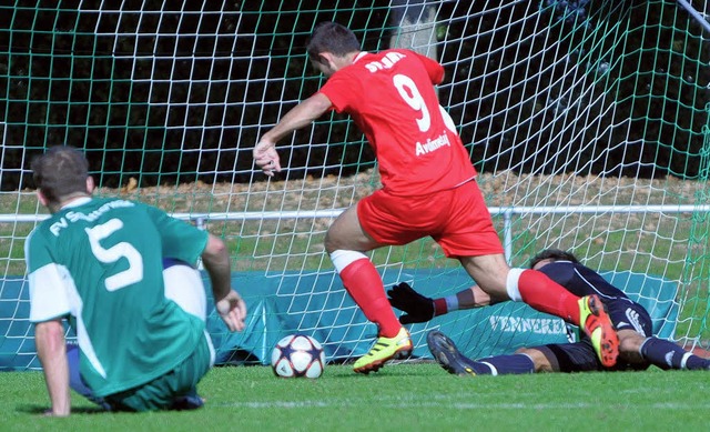 Isuf Acdimetaj (SV Linx) umkurvt FVS-Torwart Mario Beiser auf dem Weg zum 0:1.   | Foto:  Wolfgang Knstle