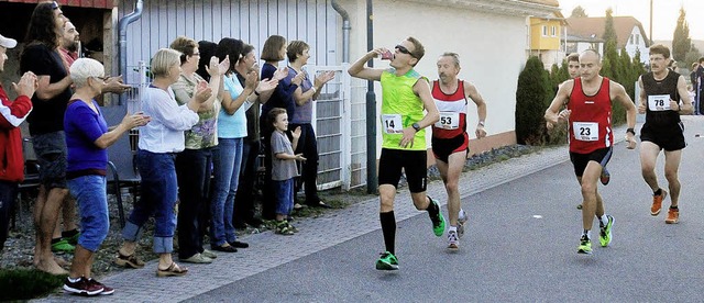 Begegnung: Zuschauer und Lufer beim Einheitslauf in Krzell.   | Foto: Wolfgang Knstle