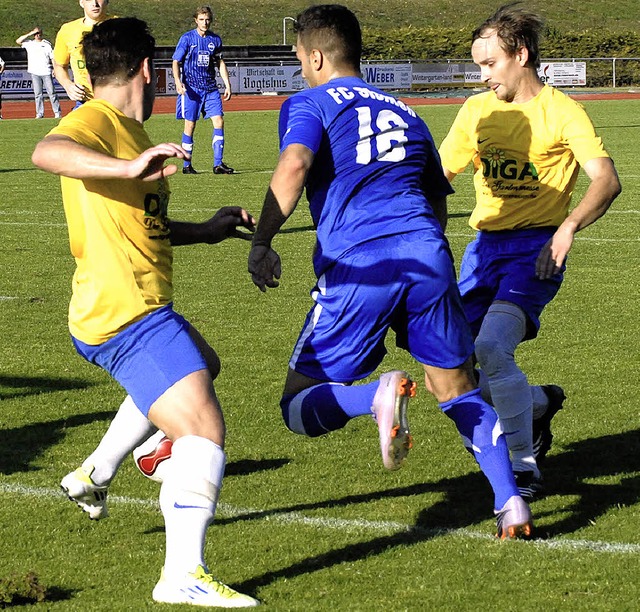 Foul im Strafraum:  Alexander Gette (l...ppe Catanzaro (Steinen) in die Zange.   | Foto: Held