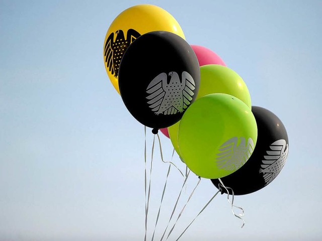 Luftballons mit Bundesadler-Aufdrucken...hkeiten zum Tag der Deutschen Einheit.  | Foto: dapd