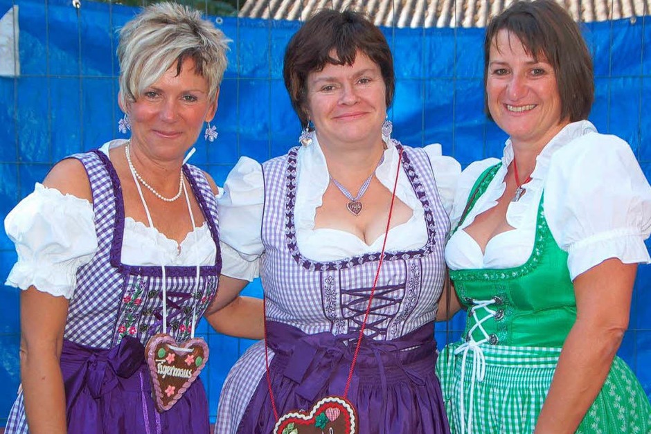 Die Vorsitzende Manuela Leukel (Mitte) und zwei weitere Dirndlträgerinnen vom Narrenclub. (Foto: Manfred Frietsch) Die Vorsitzende Manuela Leukel (Mitte) und zwei weitere Dirndlträgerinnen vom Narrenclub. (Foto: Manfred Frietsch)