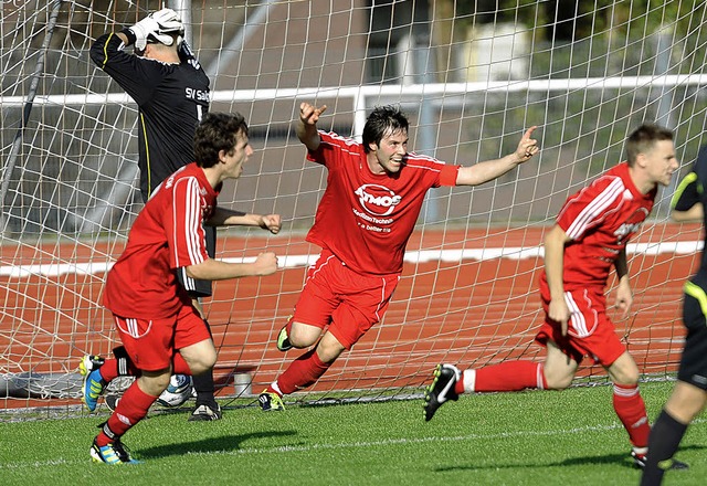 Die Lenzkircher bejubeln das 3:3.  Sai...tte, hlt sich die Hnde an den Kopf.   | Foto: seeger