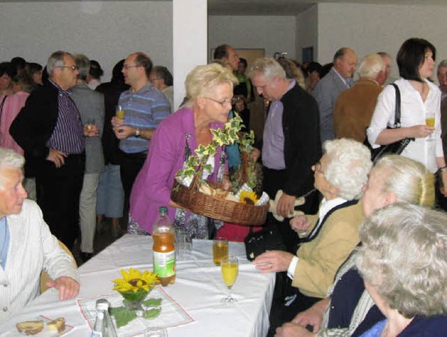 Aus allen drei Gemeinden der Seelsorge...fen sich die Menschen zur Agape-Feier.  | Foto: Otmar Faller