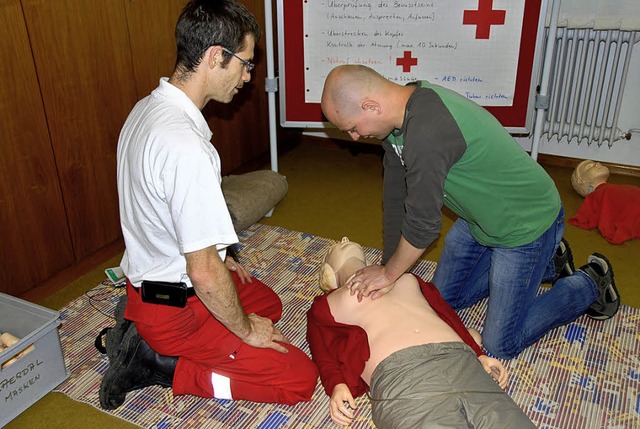 Die Demo-Puppe musste bei den Wiederbe...ks Bereitschaftsleiter Gerhard Geibel.  | Foto: Vitt