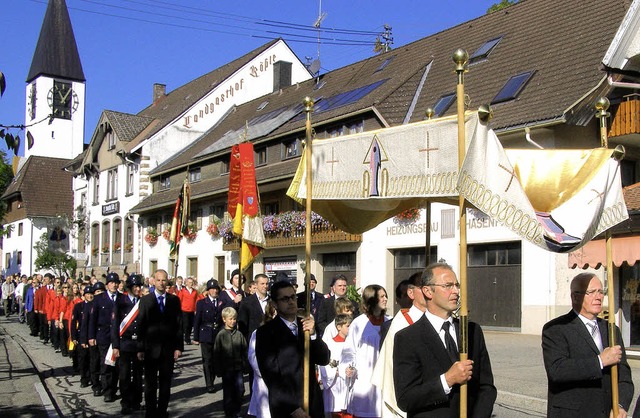 Der feierliche Zug durch das Dorf anlssliche des Kirchenfestes in Rtenbach.   | Foto: Liane Schilling