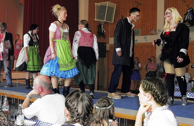 Dirndl-Trgerinnen und Zombies gemeins...rlinbach bot auch gruselige Momente.   | Foto: Heidi Fssel