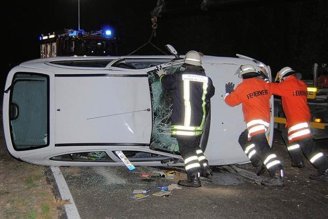 Auto landet auf dem Dach