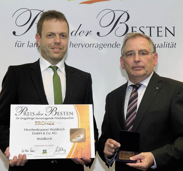 DLG-Vizeprsident Achim Stiebing (rech...22;Preis der Besten&#8220; in Bronze.   | Foto: ZVG