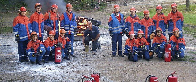 Mit Profi Stefan Kirn bten die Kinder den Umgang mit Feuerlschern.   | Foto: Privat