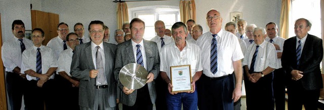 Von Brgermeister Wolfgang Frstenberg...ried Kammerer (links) und Fritz Storz.  | Foto: cremer