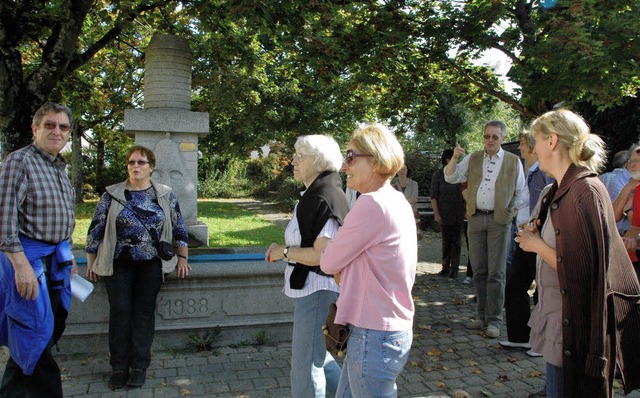 Interesse an Geschichte: 40 Interessie...en mit Jrgen Ruber Herweghs Spuren.   | Foto: Martina Proprenter