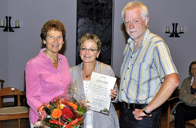 Gisela Huber (Mitte) ist die Gewinneri...nwald Tourismus GmbH, einen Gutschein.  | Foto: Kirsten lux