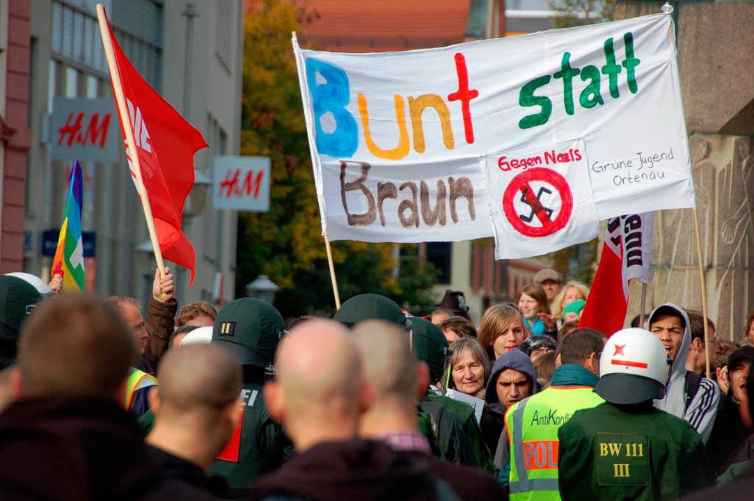 Demo gegen Nazis: Rechtsextreme sind i...to heißt &quot;Bunt statt braun&quot;.  | Foto: Helmut Seller