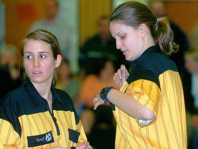 Tanja Plonn (links) und Linda Ruder s...chterinnen, die Handballspiele leiten.  | Foto: Wolfgang Knstle