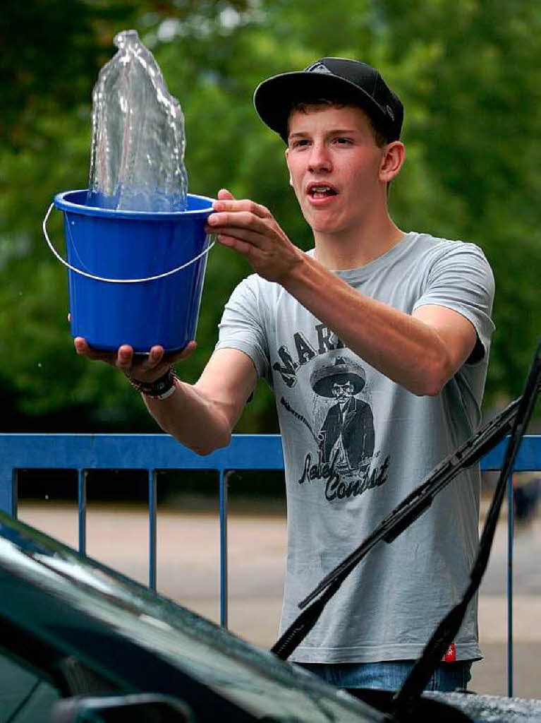 Wasser für das dreckige Auto. Wasser für das dreckige Auto.