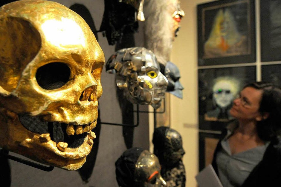 Die Ausstellung "In Masken geht die Zeit. Wolfgang Utzt - Theaterarbeiten" im Museum für Kunst und Gewerbe in Hamburg (Foto: dpa) Die Ausstellung "In Masken geht die Zeit. Wolfgang Utzt - Theaterarbeiten" im Museum für Kunst und Gewerbe in Hamburg (Foto: dpa)