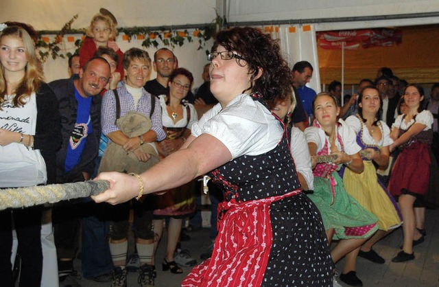 Die Dirndl-Maidli gewannen die Damenkl...fnften Hecklinger Seilziehwettbewerb.  | Foto: Marion Domann