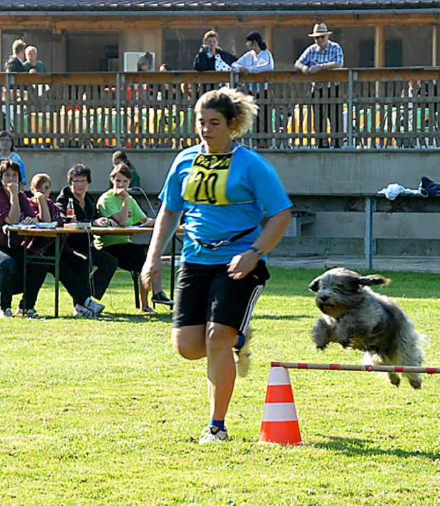 Nicole Venter mit Hund &#8222;Filou&#8220; beim Hrdenlauf.  | Foto: Roland Vitt