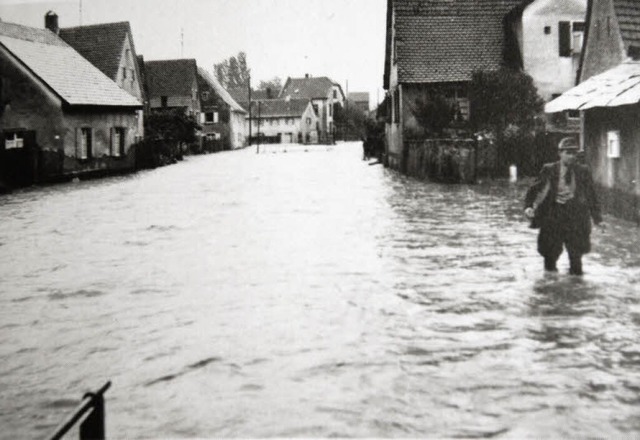 Der St. Georgener Dorfbach im Ortsteil Wendlingen beim Hochwasser 1955.  | Foto: privat