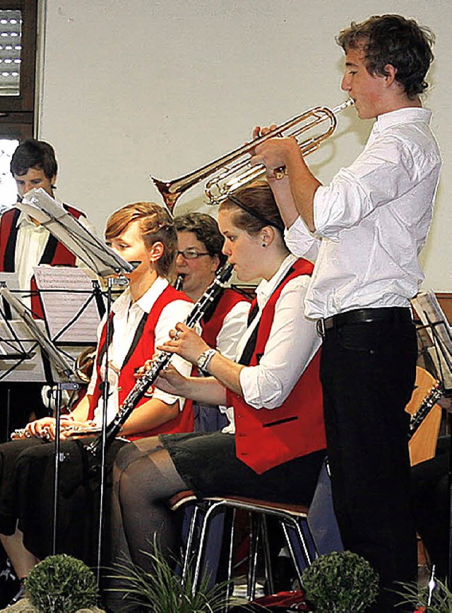 Das Blasorchester Heiligenzell mit  Be...t Wernert an der Trompete spielt auf.   | Foto: Heidi Fssel