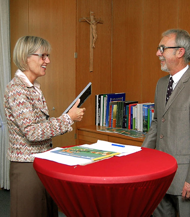 Landrtin Dorothea Strr-Ritter gratulierte Eugen Jehle.   | Foto: Ringwald