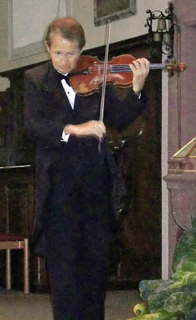 Starviolinist Michael Grube bei seinem  Gastspiel  in der Kirche in Sasbach.   | Foto: Christiane Franz