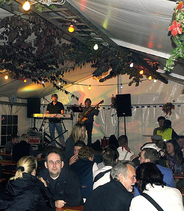 Gemtlich geht&#8217;s im Festzelt der...i ihrem Herbstfest am Lindenplatz zu.   | Foto: BZ