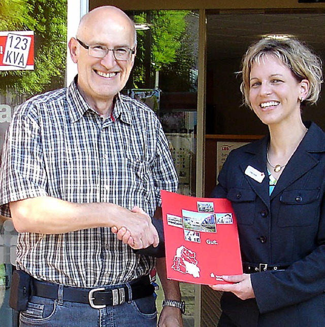 Ulrike Harter (rechts) gratuliert  Gerhard Kchel.   | Foto: Sparkasse