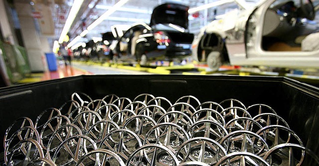 Mercedes-Sterne und halbfertige Autos in Sindelfingen  | Foto: dpa