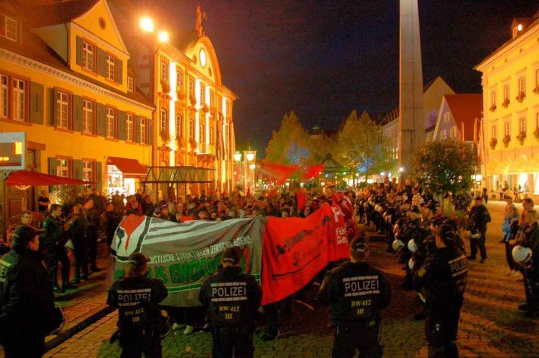 Die Polizei hinderte die Demonstranten...l kein Versammlungsleiter benannt war.  | Foto: Helmut Seller