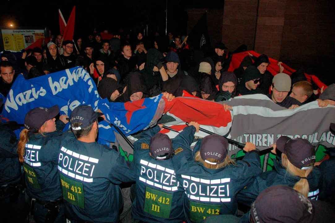 Einige Teilnehmer waren vermummt. Das verz�gerte den Start der Demo weiter.  | Foto: Helmut Seller