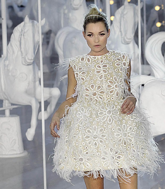 Kate Moss in einem der Vuitton-Kleider von Marc Jacobs  | Foto: AFP